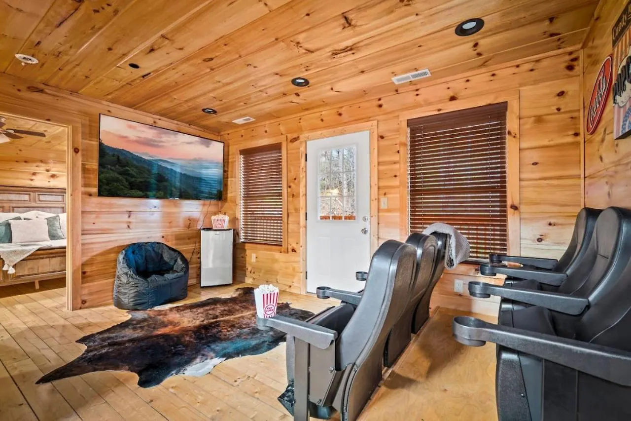 Tennessee Escape 2 Hot Tubs, 3 Decks And Pool Table Holiday home Pigeon Forge