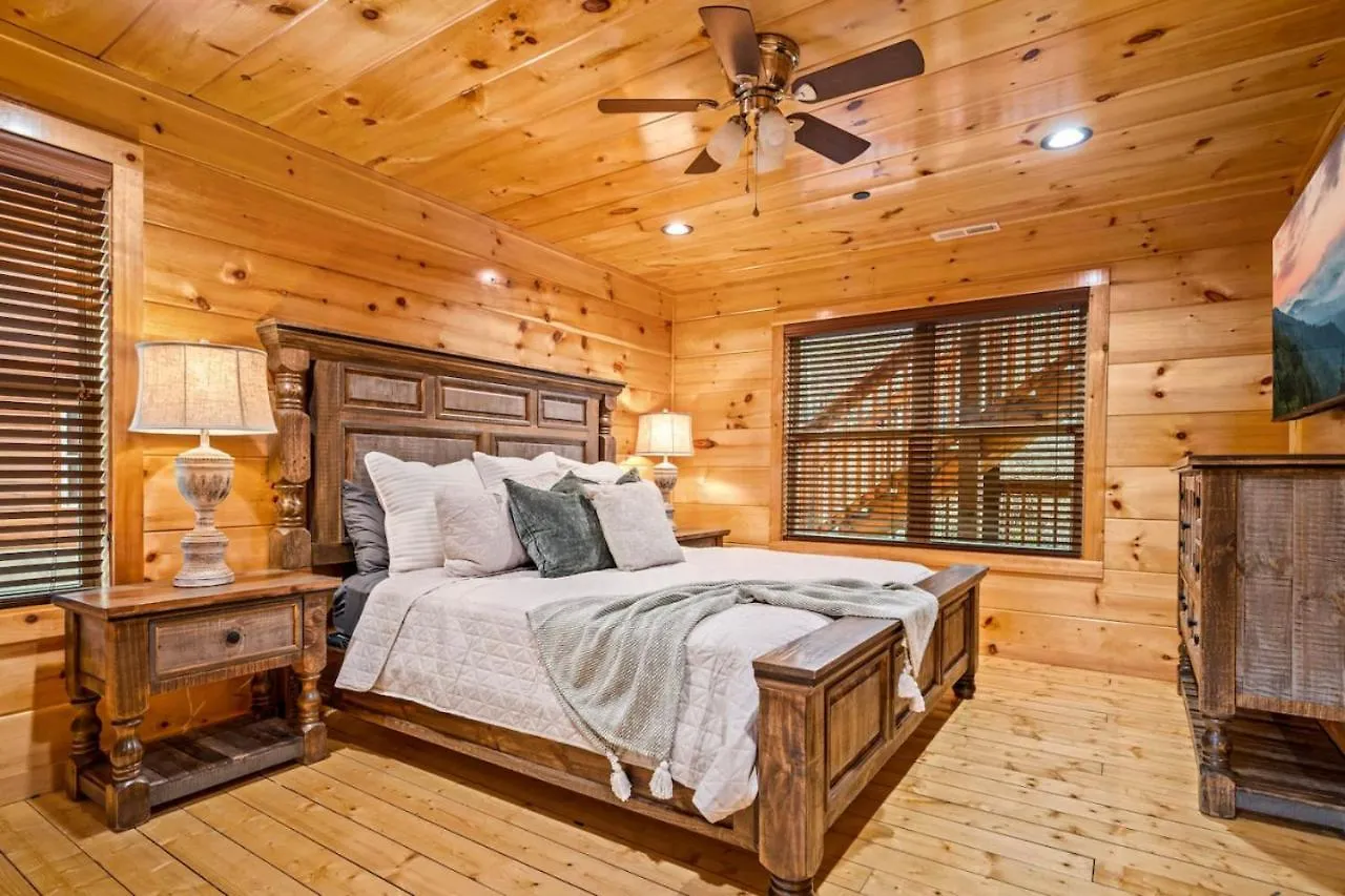 Tennessee Escape 2 Hot Tubs, 3 Decks And Pool Table Holiday home *