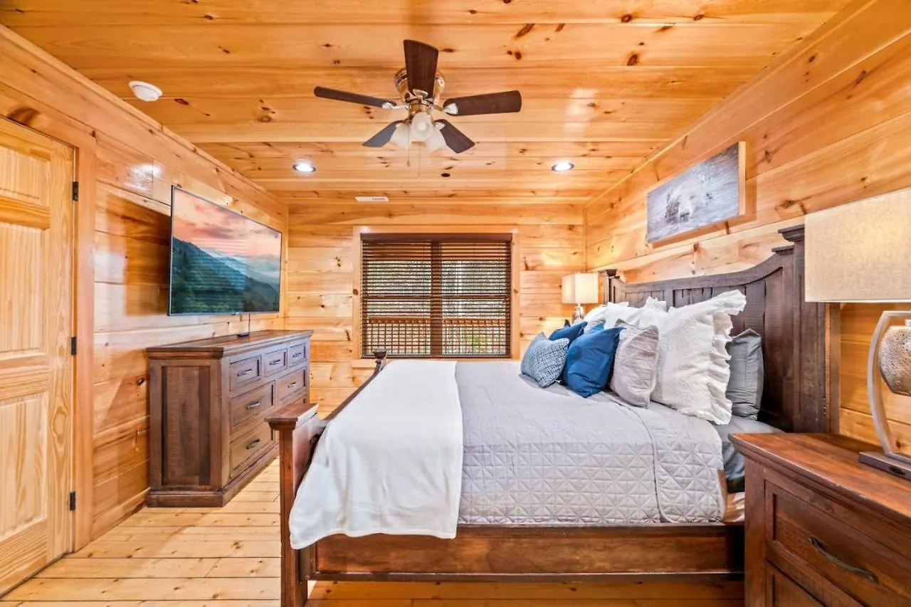 Tennessee Escape 2 Hot Tubs, 3 Decks And Pool Table Holiday home Pigeon Forge