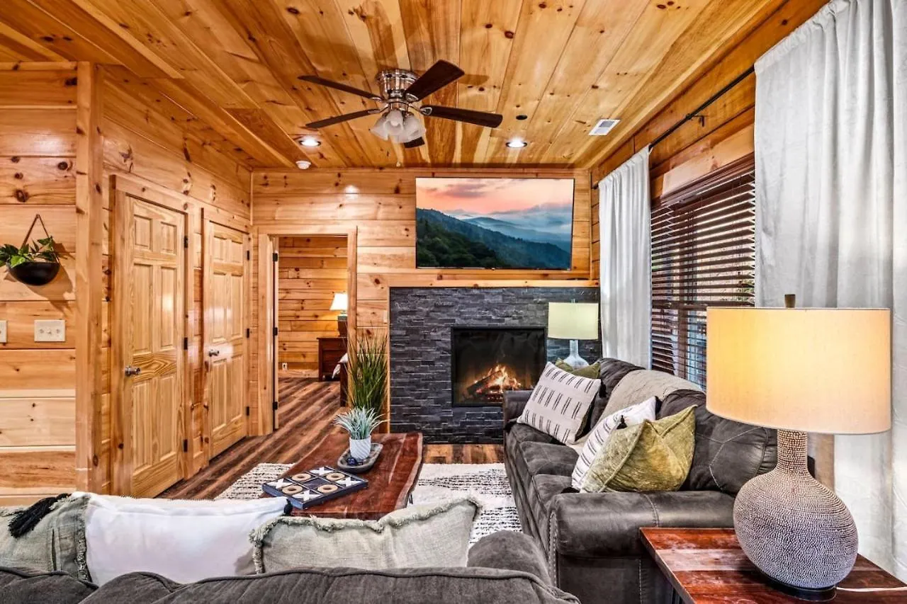 Tennessee Escape 2 Hot Tubs, 3 Decks And Pool Table Holiday home