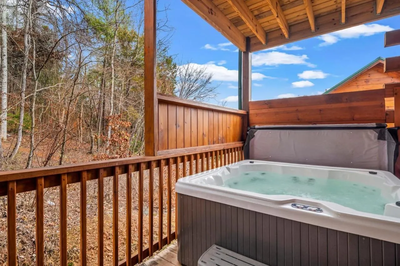 Tennessee Escape 2 Hot Tubs, 3 Decks And Pool Table Holiday home *