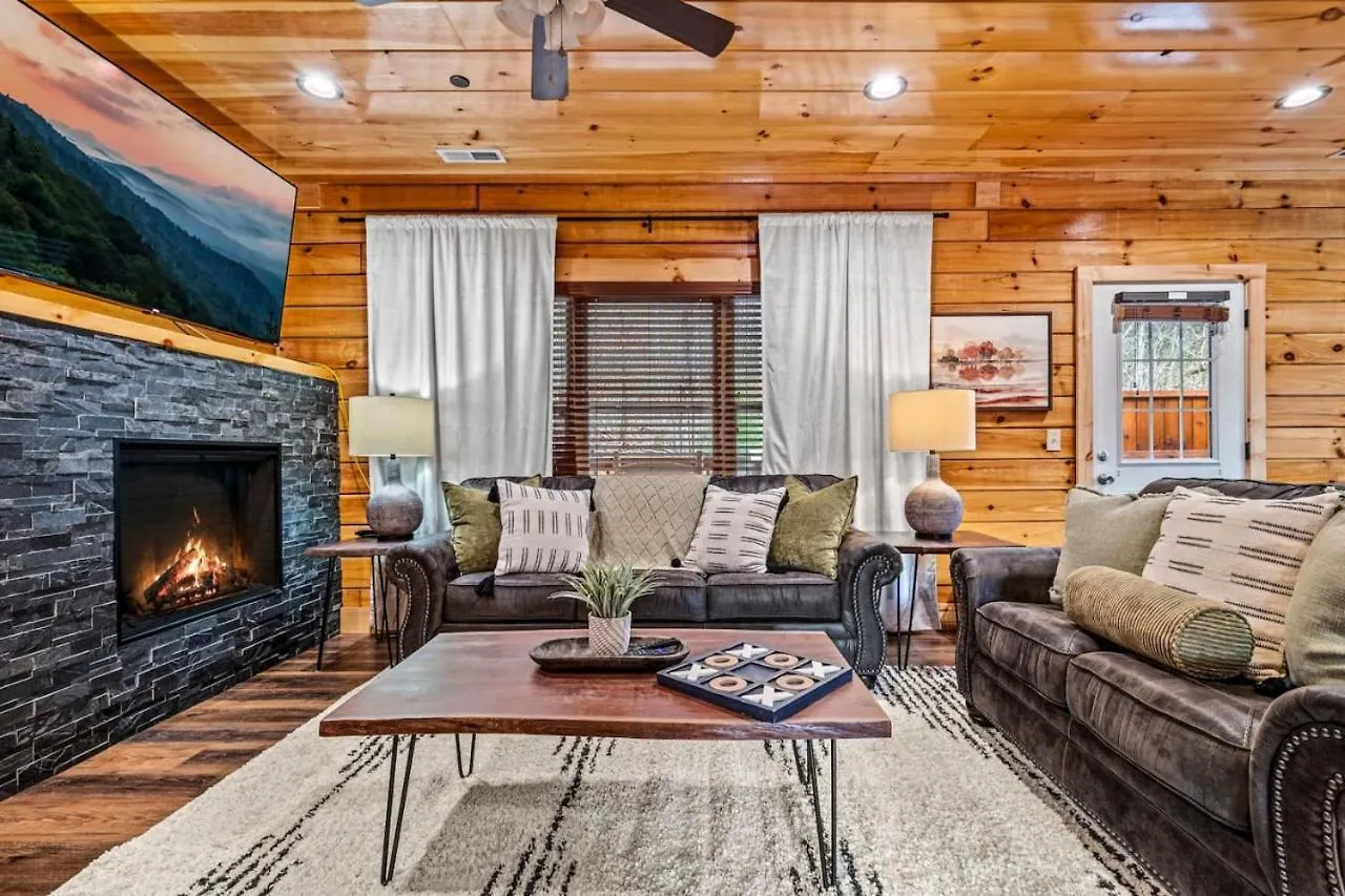 Tennessee Escape 2 Hot Tubs, 3 Decks And Pool Table Holiday home Pigeon Forge