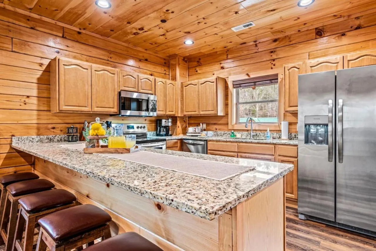 Tennessee Escape 2 Hot Tubs, 3 Decks And Pool Table Pigeon Forge
