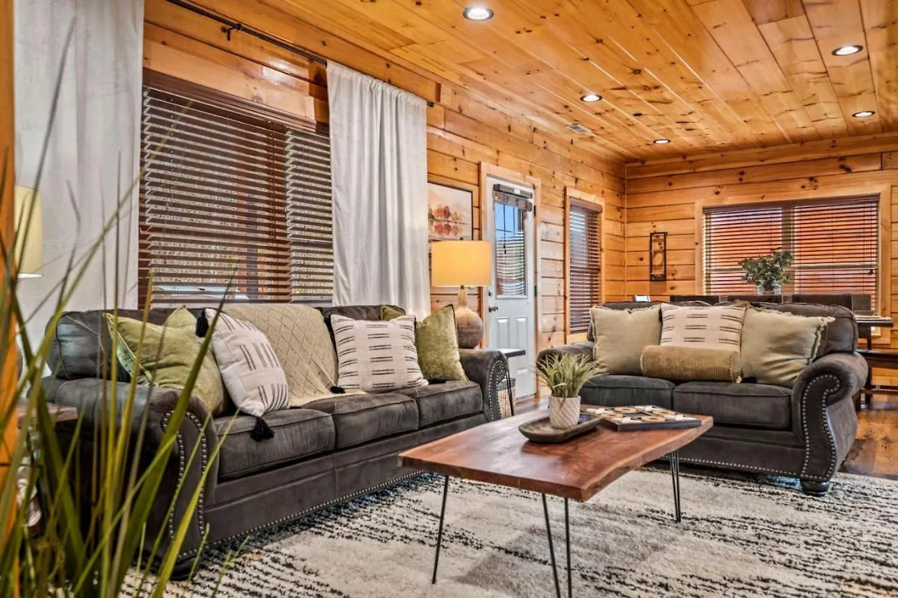 Tennessee Escape 2 Hot Tubs, 3 Decks And Pool Table Holiday home Pigeon Forge