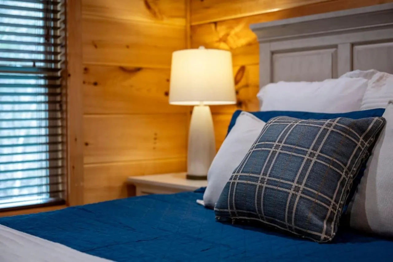 Tennessee Escape 2 Hot Tubs, 3 Decks And Pool Table Pigeon Forge