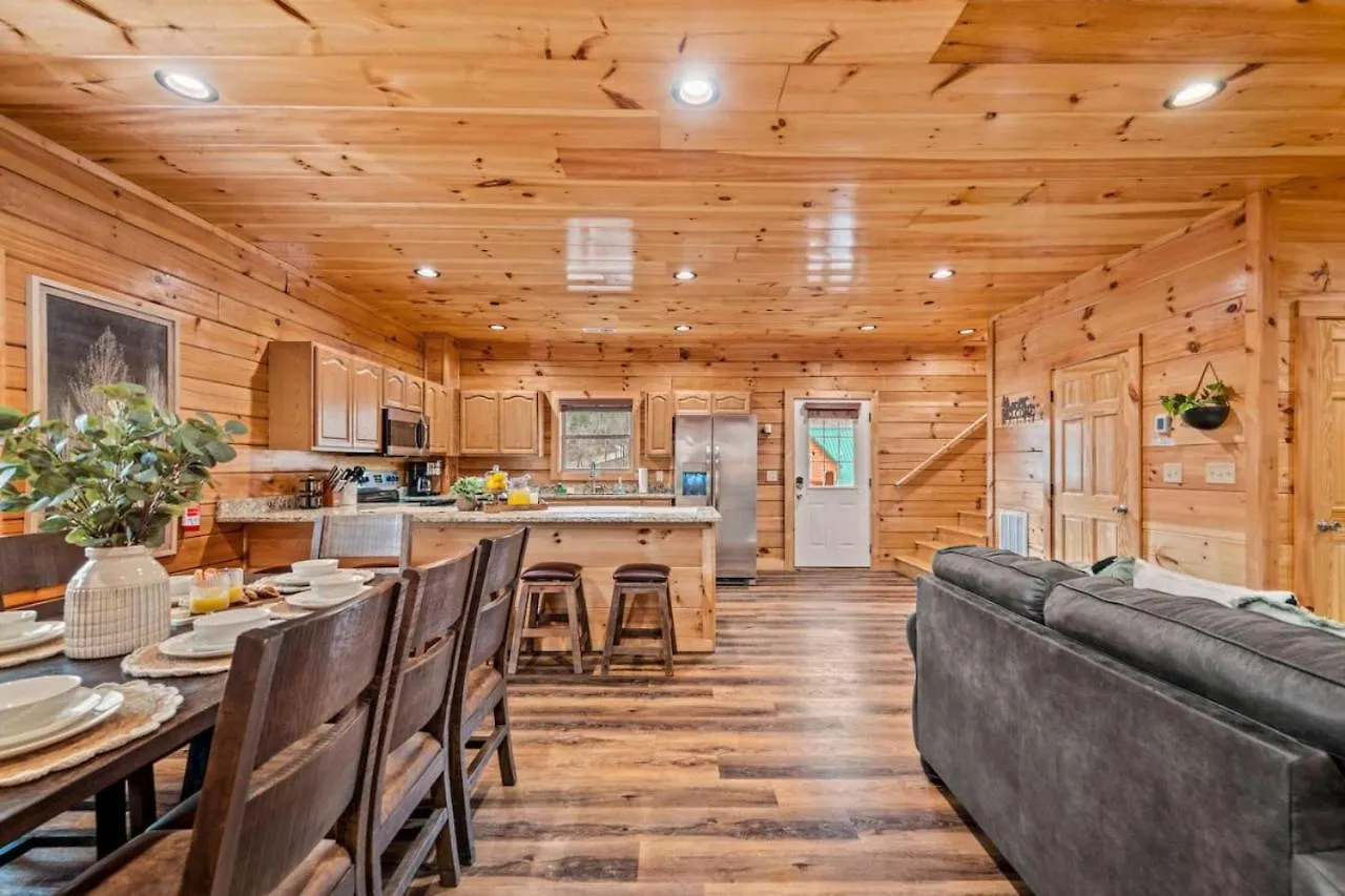 Tennessee Escape 2 Hot Tubs, 3 Decks And Pool Table Holiday home