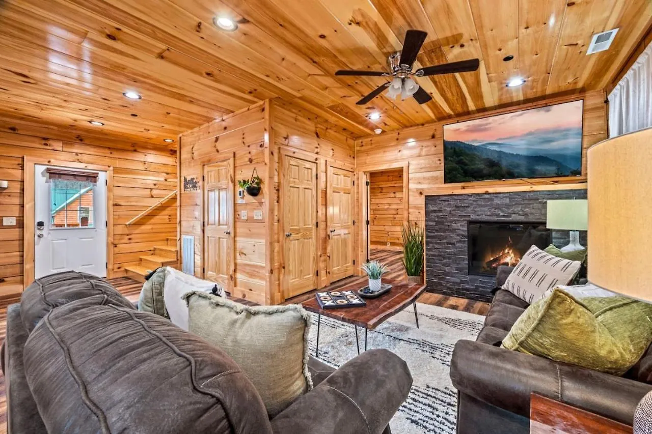 Tennessee Escape 2 Hot Tubs, 3 Decks And Pool Table Holiday home *