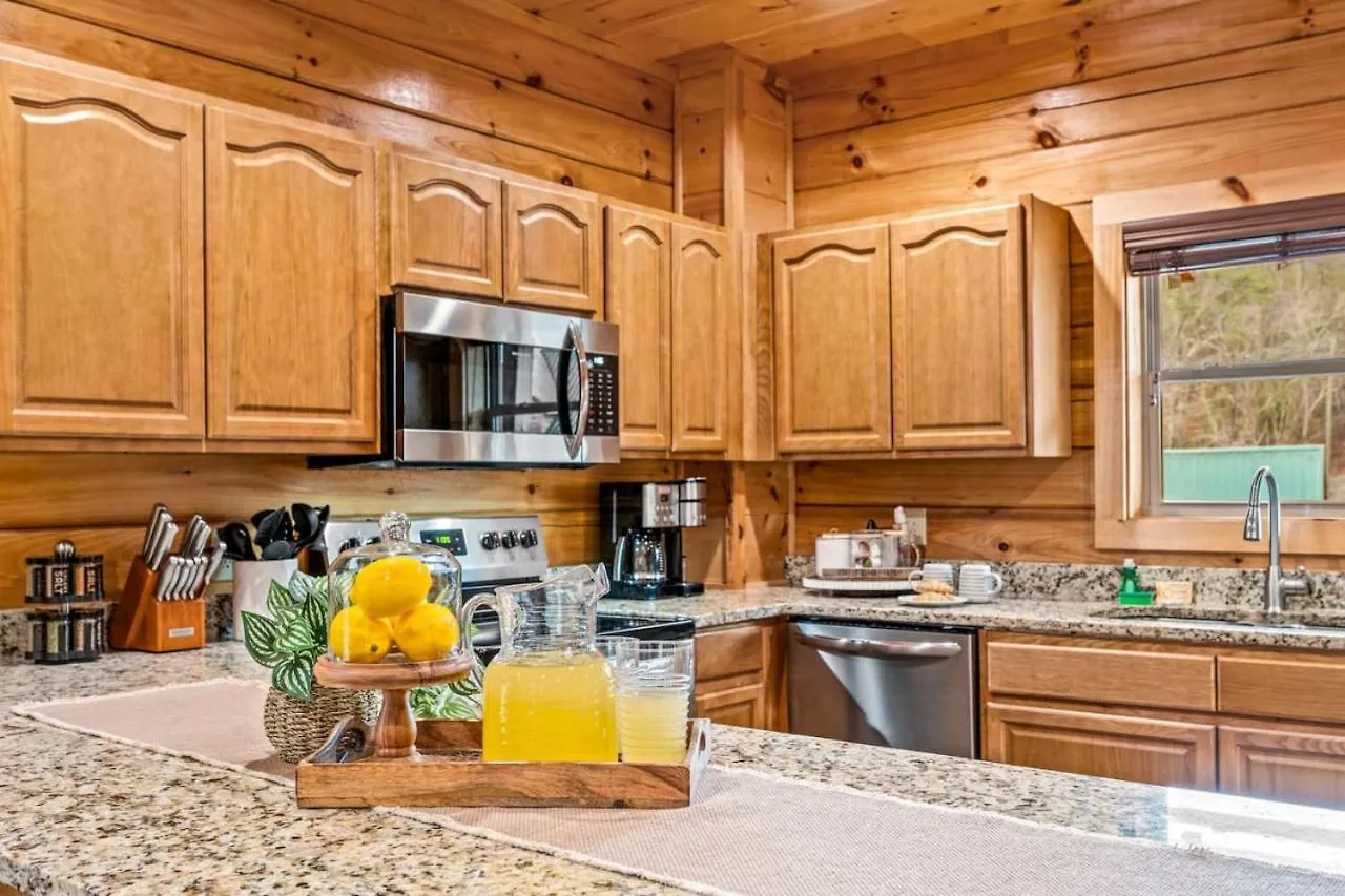 Tennessee Escape 2 Hot Tubs, 3 Decks And Pool Table