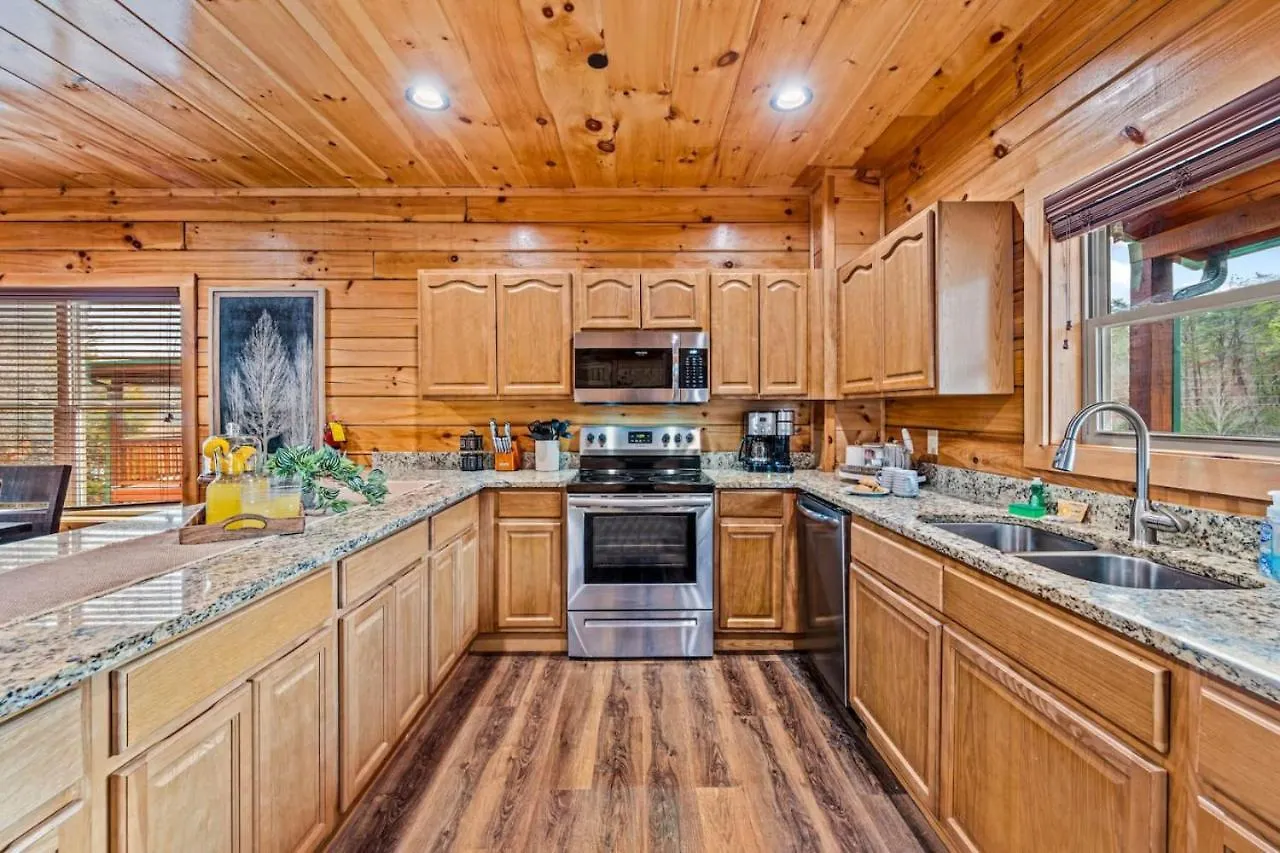 Tennessee Escape 2 Hot Tubs, 3 Decks And Pool Table Holiday home Pigeon Forge