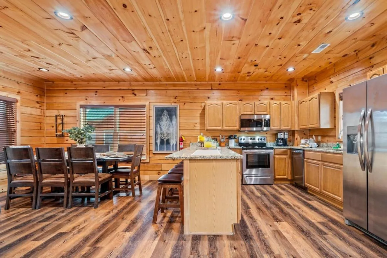 Tennessee Escape 2 Hot Tubs, 3 Decks And Pool Table * Pigeon Forge
