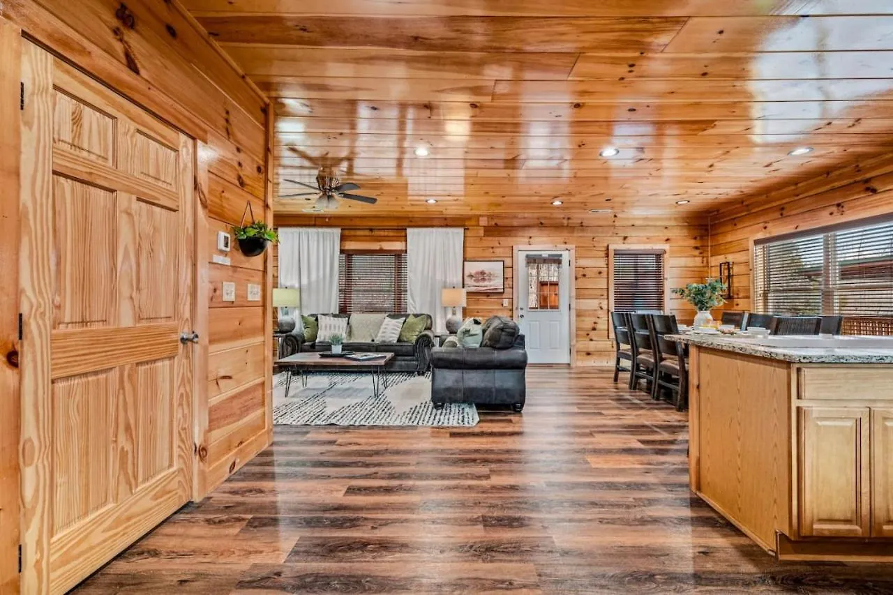 Tennessee Escape 2 Hot Tubs, 3 Decks And Pool Table Holiday home