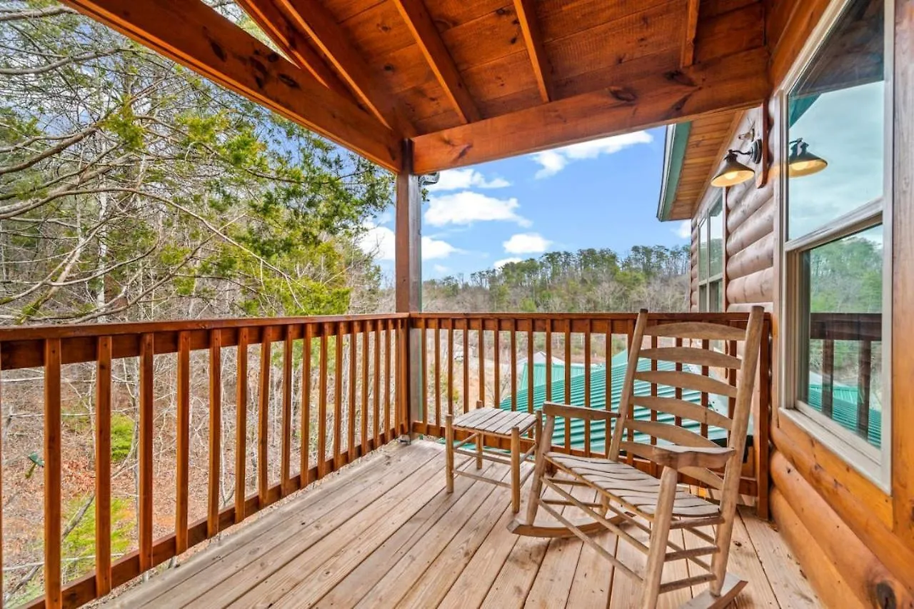 Tennessee Escape 2 Hot Tubs, 3 Decks And Pool Table Holiday home *