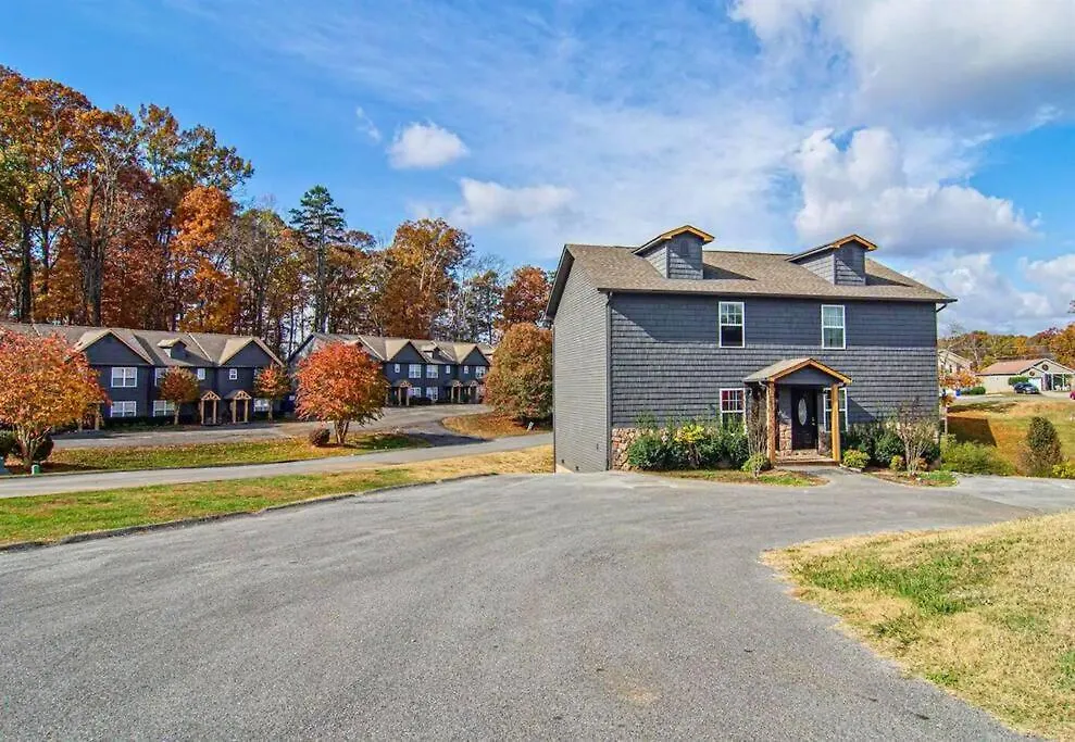 Holiday home Willow Trace: Family Retreat, Hot Tub, Gaming! Pigeon Forge