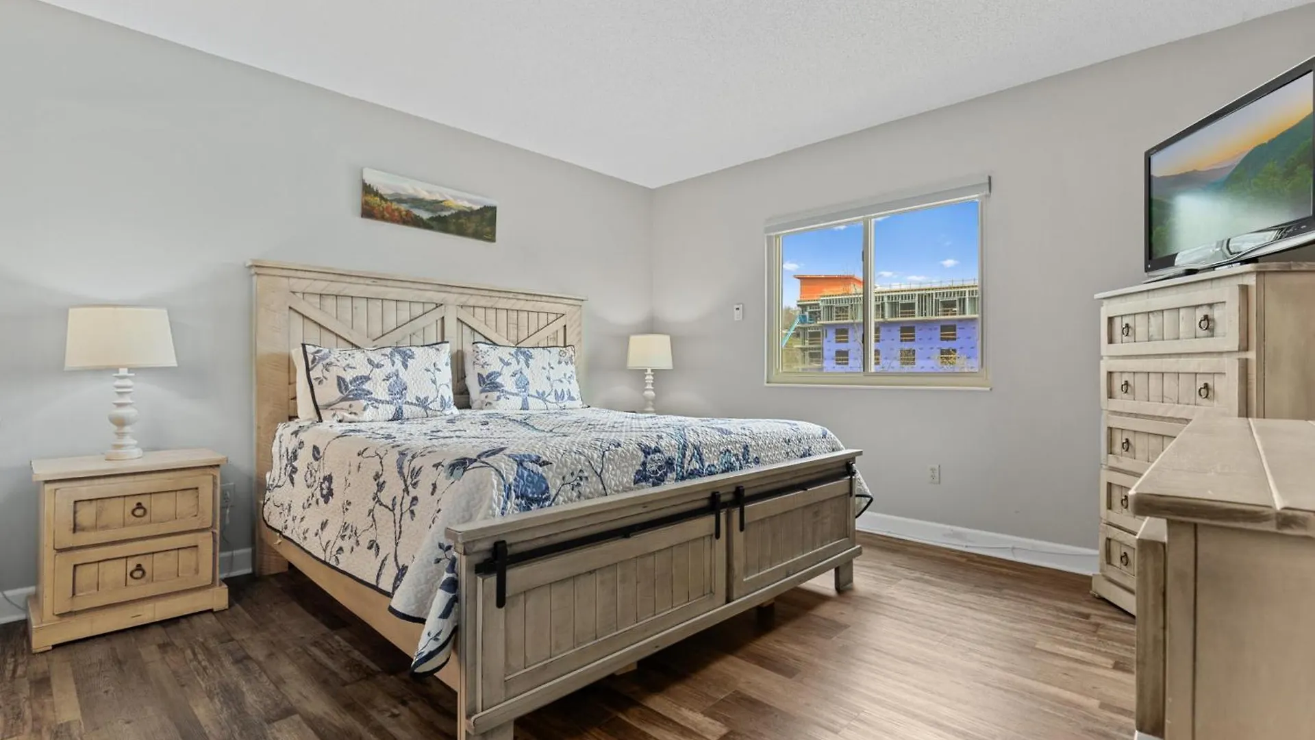 River View W Pool. Close To Many Attractions *