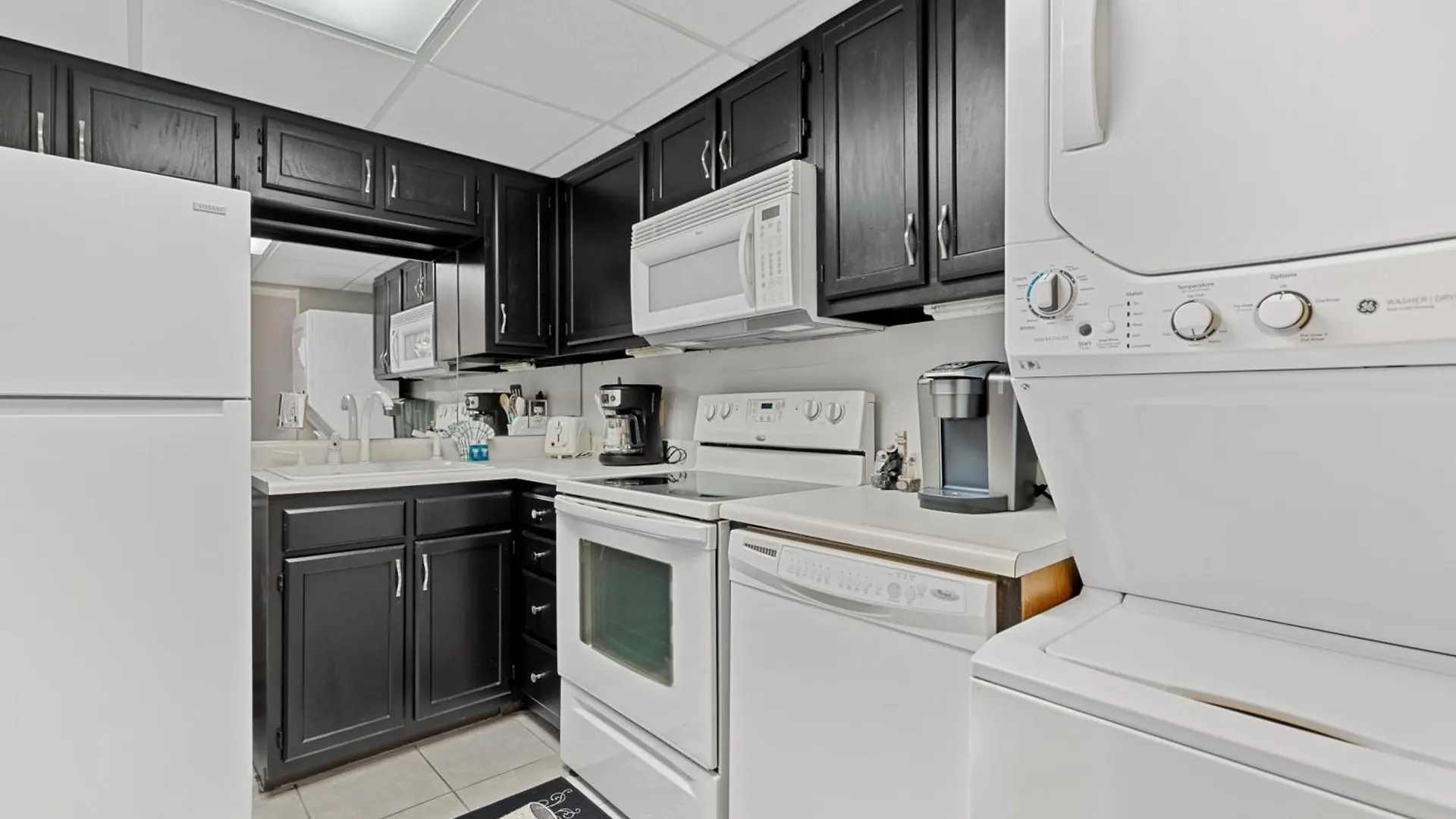 River View W Pool. Close To Many Attractions Apartment