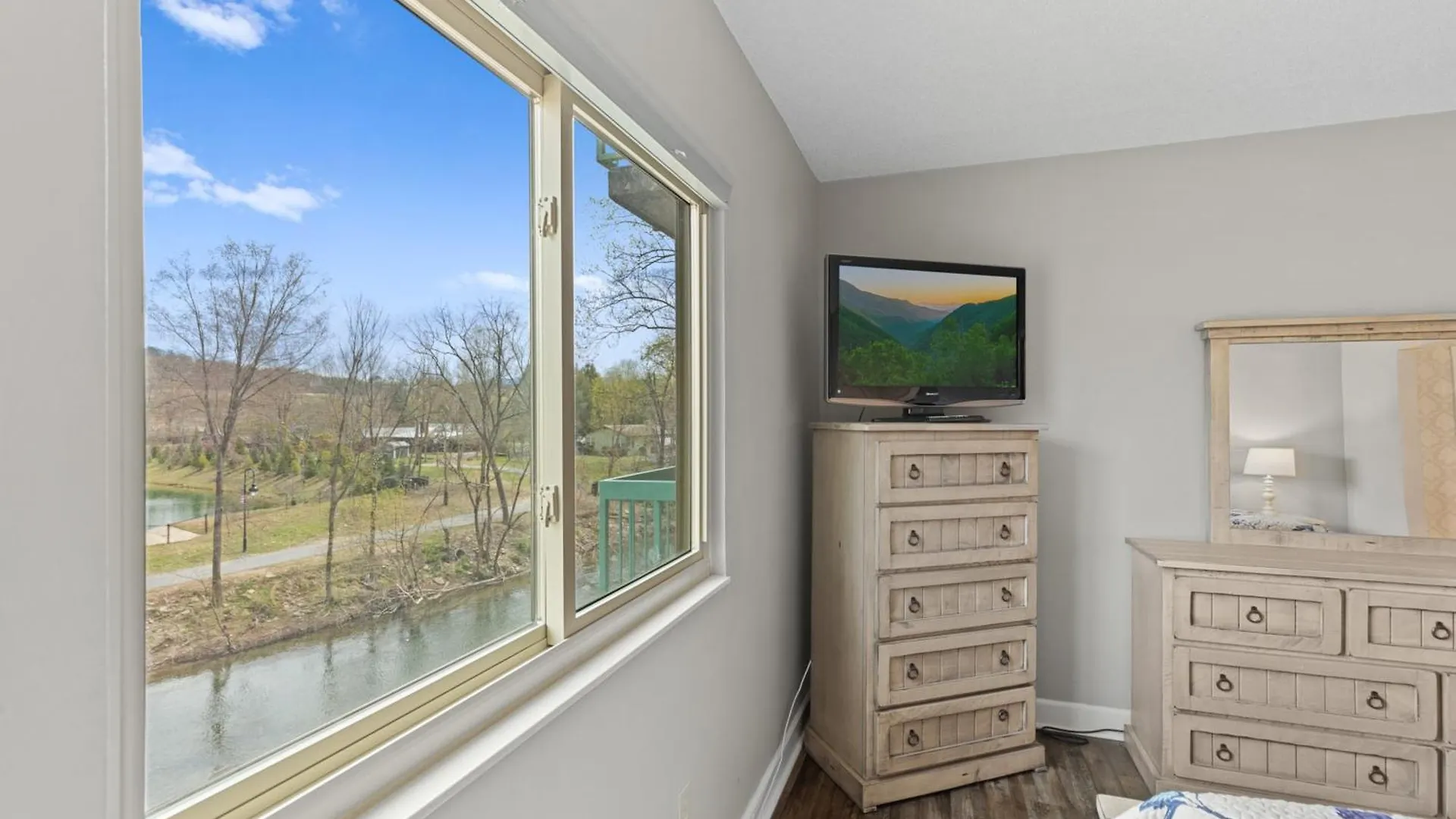 River View W Pool. Close To Many Attractions Apartment *