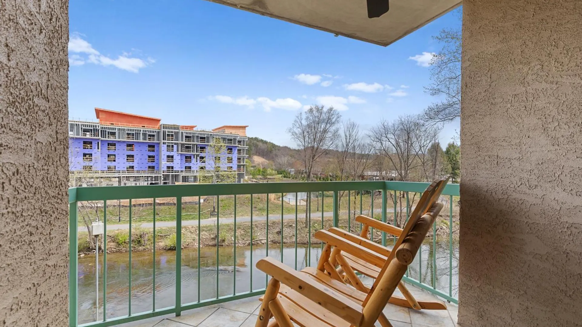 River View W Pool. Close To Many Attractions *