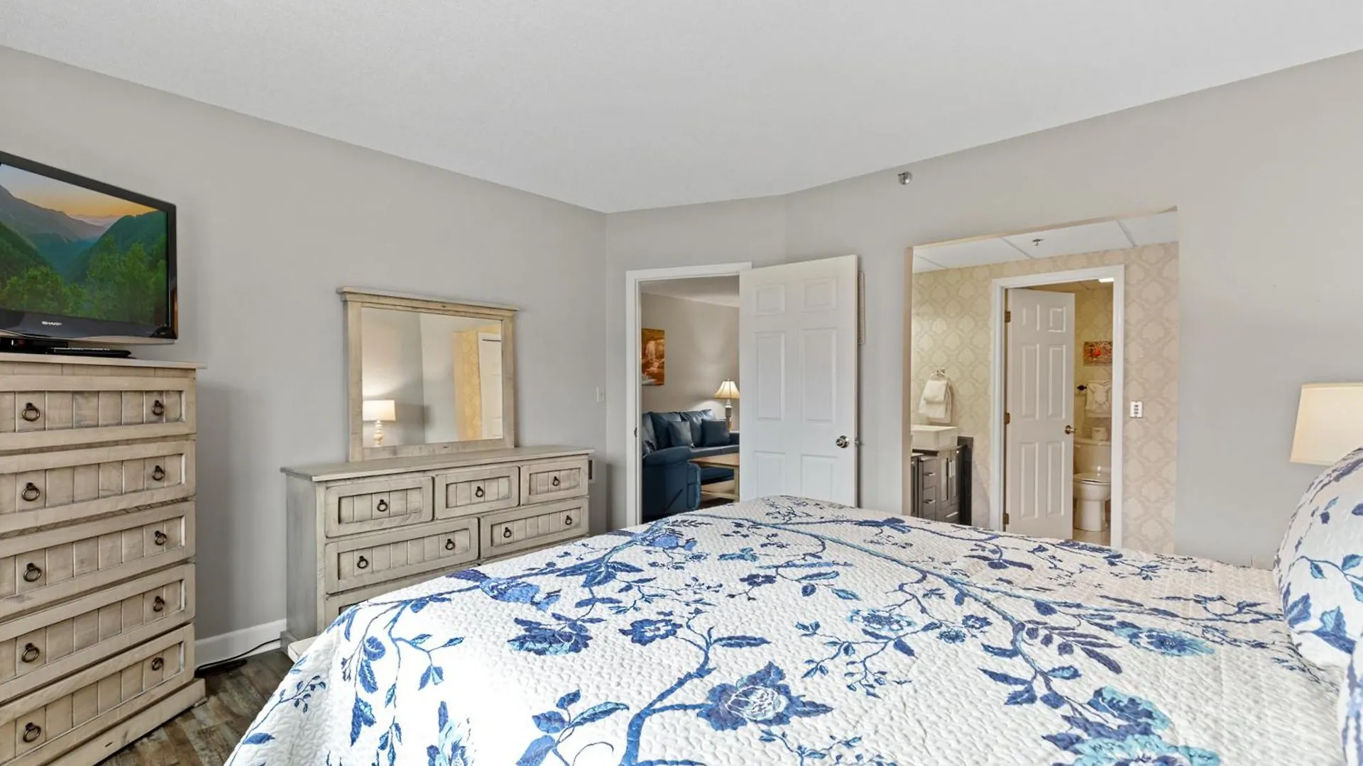 Apartment River View W Pool. Close To Many Attractions *