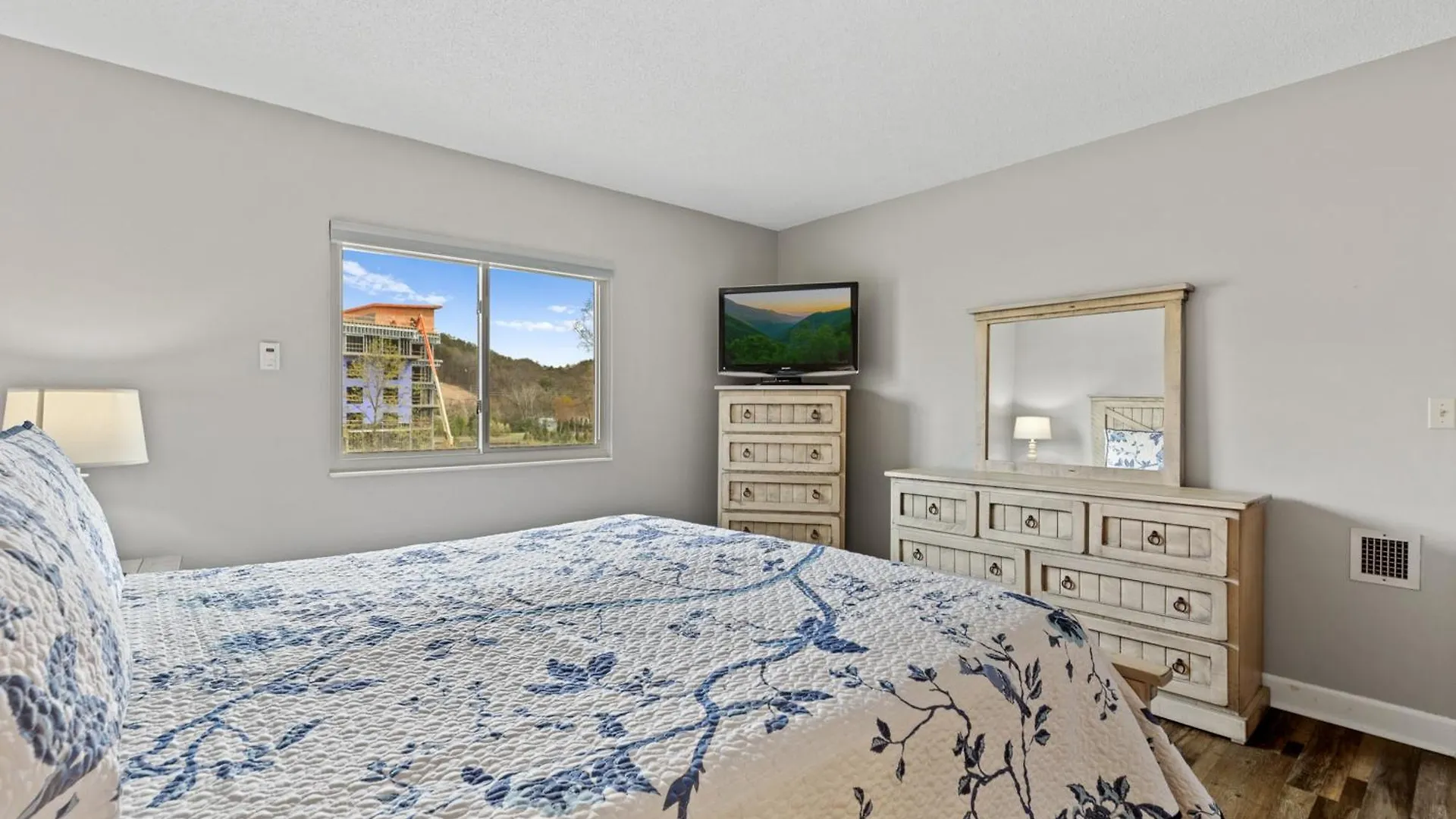 Apartment River View W Pool. Close To Many Attractions