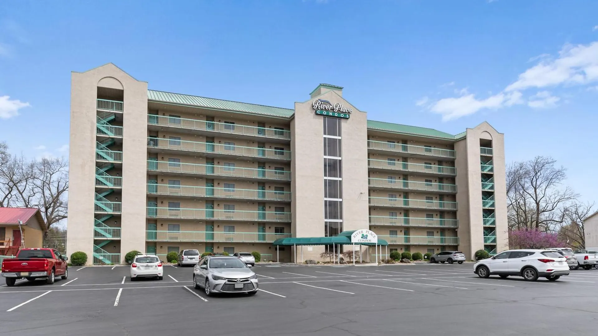 River View W Pool. Close To Many Attractions Apartment