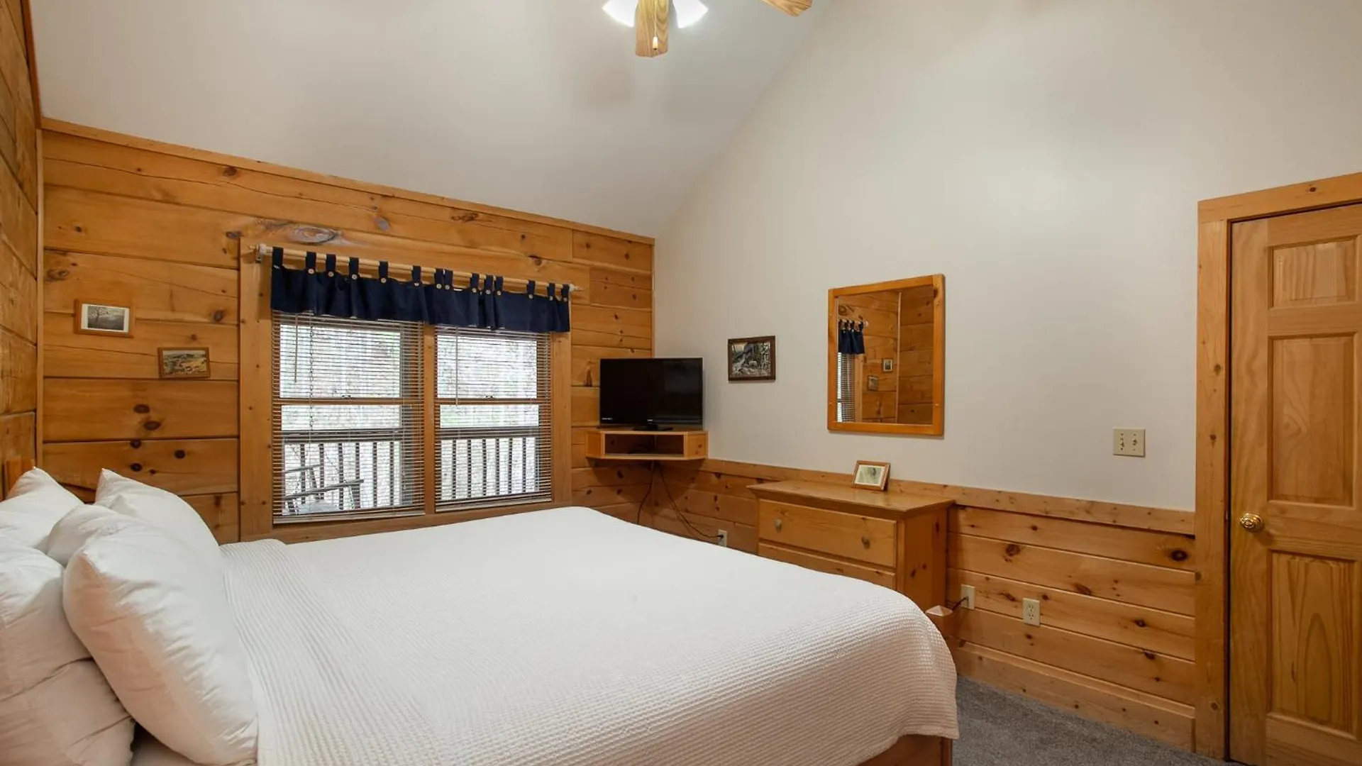 Holiday home 5 Mins To Strip W/ Hot Tub+grill+more *