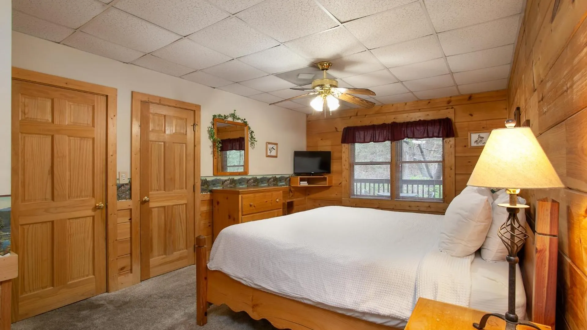5 Mins To Strip W/ Hot Tub+grill+more * Pigeon Forge