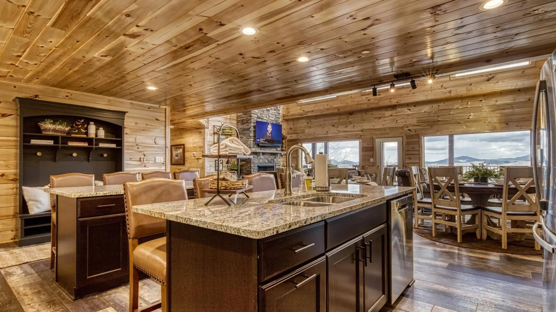 Gritz Carlton Lodge, 2 Large Cabins, 2 Pools, 2 Theater Rooms, 2 Game Rooms, Free Tickets Holiday home