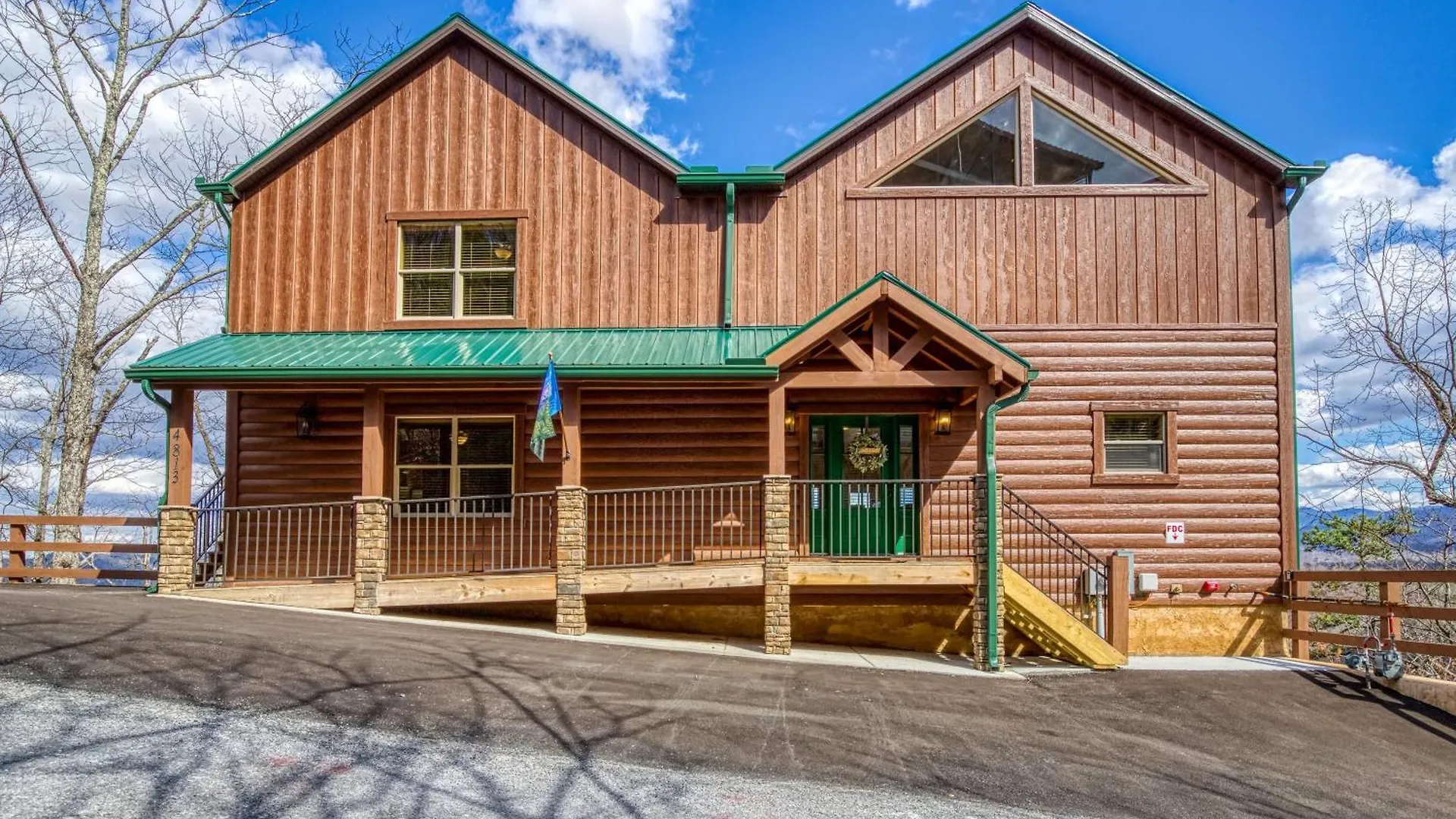 Gritz Carlton Lodge, 2 Large Cabins, 2 Pools, 2 Theater Rooms, 2 Game Rooms, Free Tickets Holiday home Pigeon Forge