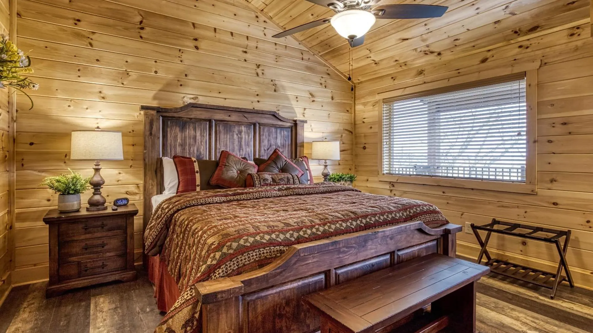 Gritz Carlton Lodge, 2 Large Cabins, 2 Pools, 2 Theater Rooms, 2 Game Rooms, Free Tickets