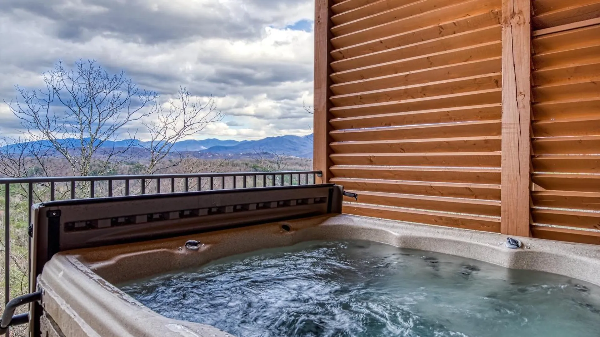 Holiday home Gritz Carlton Lodge, 2 Large Cabins, 2 Pools, 2 Theater Rooms, 2 Game Rooms, Free Tickets