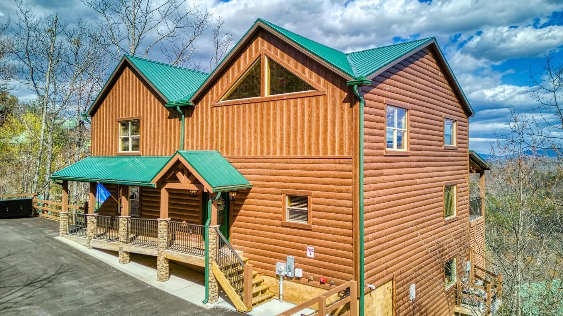 Gritz Carlton Lodge, 2 Large Cabins, 2 Pools, 2 Theater Rooms, 2 Game Rooms, Free Tickets Holiday home Pigeon Forge