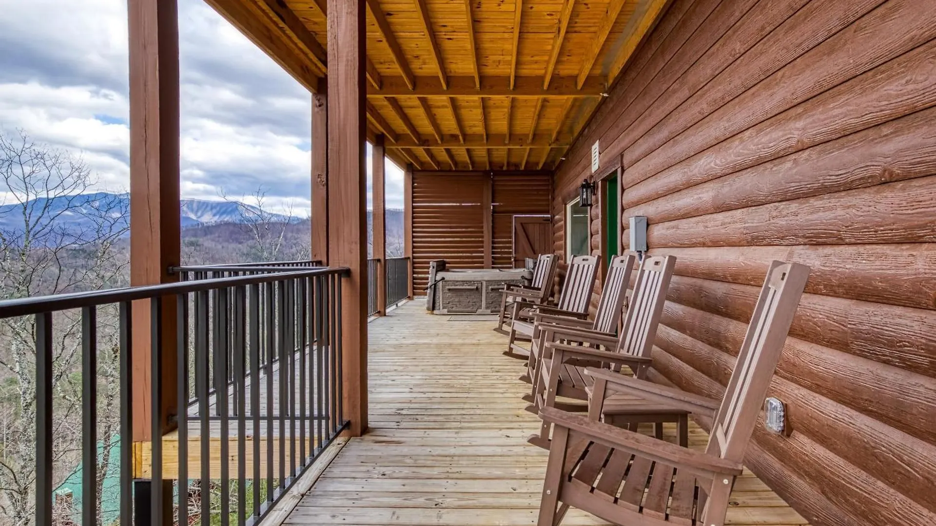 Gritz Carlton Lodge, 2 Large Cabins, 2 Pools, 2 Theater Rooms, 2 Game Rooms, Free Tickets Holiday home