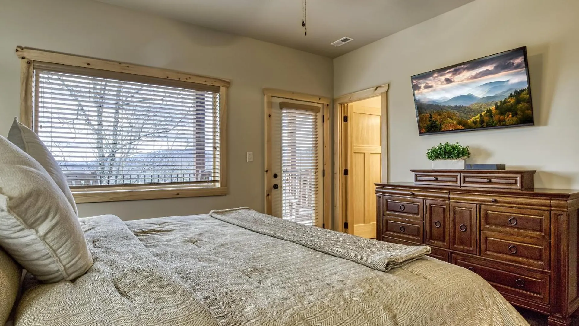 Gritz Carlton Lodge, 2 Large Cabins, 2 Pools, 2 Theater Rooms, 2 Game Rooms, Free Tickets * Pigeon Forge