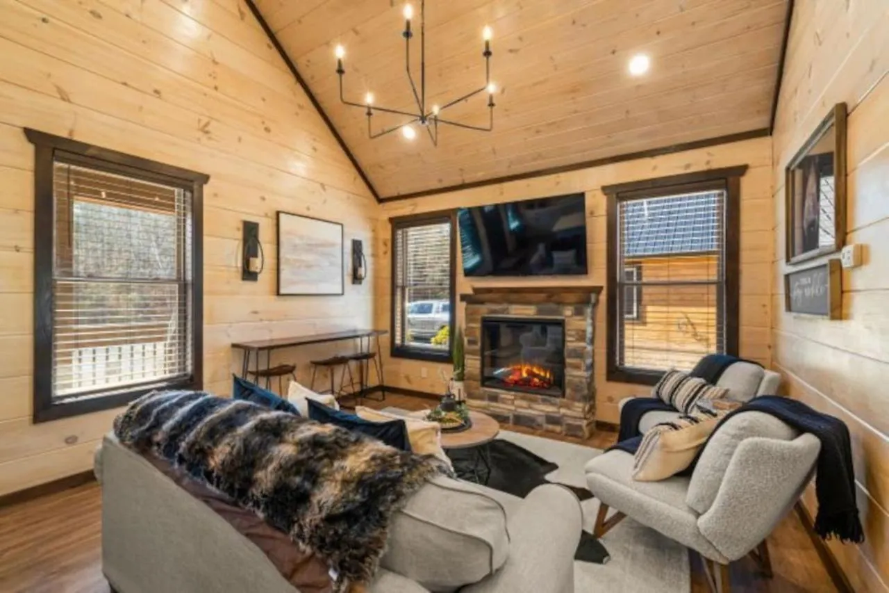 Bearfoot New Build W Hot Tub Arcade * Pigeon Forge