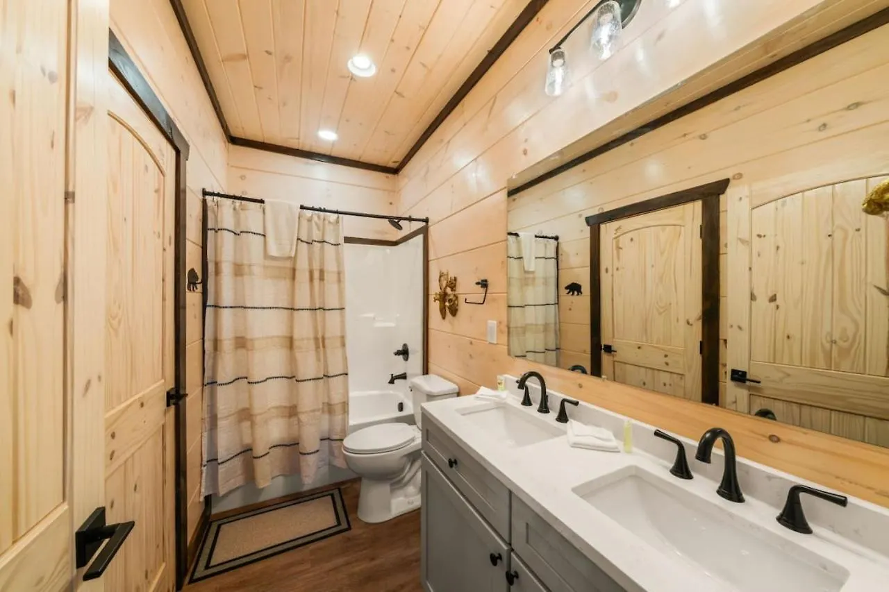 Bearfoot New Build W Hot Tub Arcade Pigeon Forge
