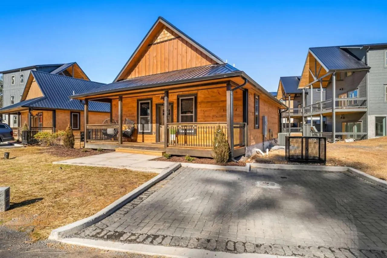 Bearfoot New Build W Hot Tub Arcade * Pigeon Forge