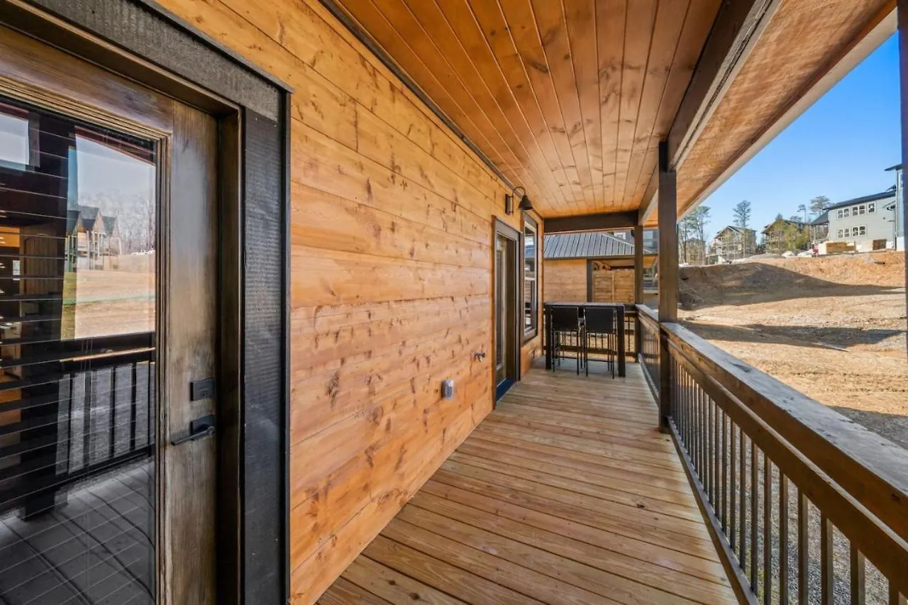 Bearfoot New Build W Hot Tub Arcade Pigeon Forge