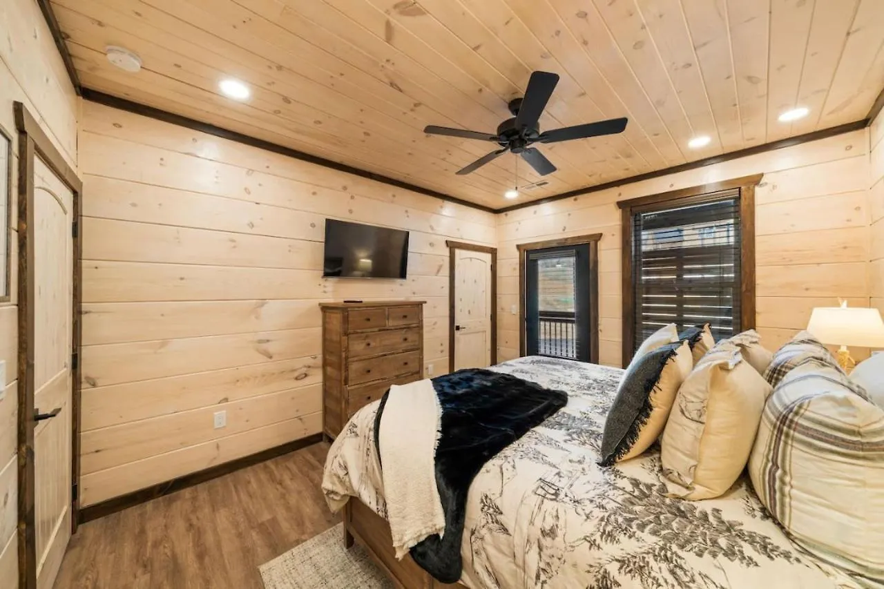 Bearfoot New Build W Hot Tub Arcade Holiday home *