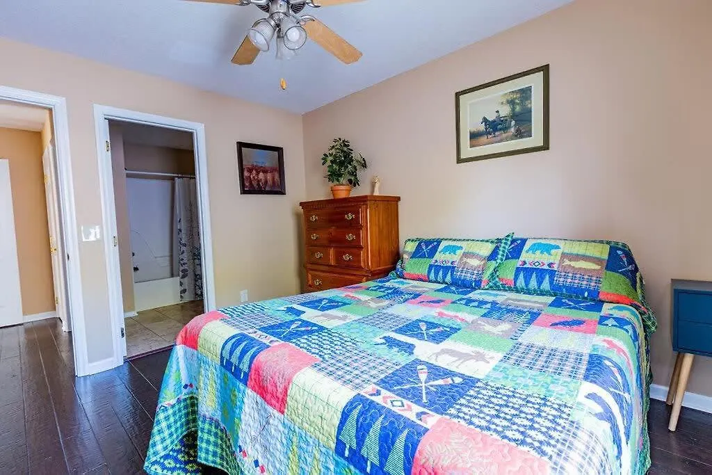 Cozy W Hot Tub Near River Holiday home Pigeon Forge