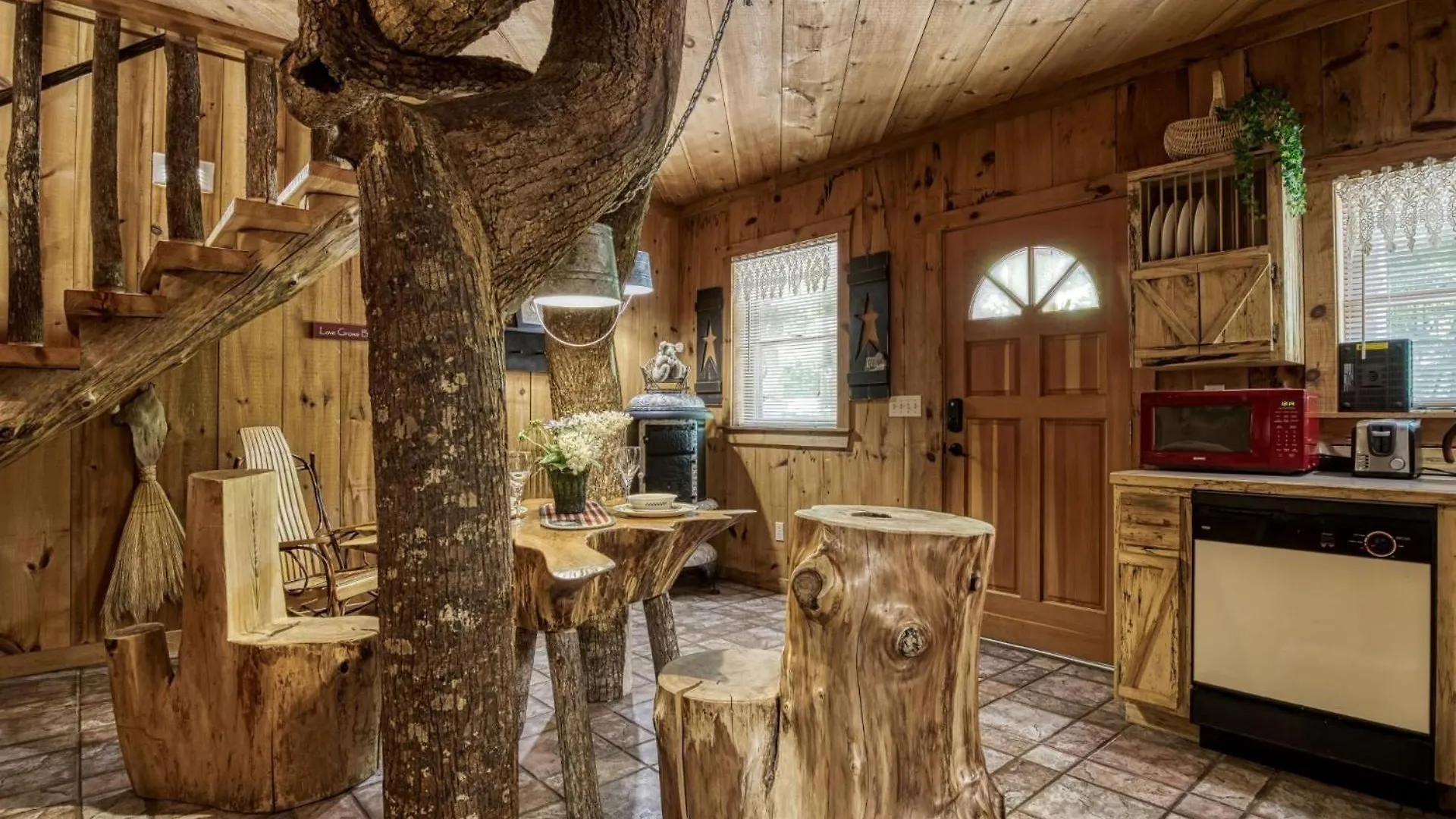 Er69 - Rachel's Tree House - Great Location, Close To The Action!