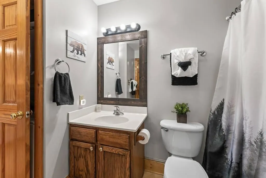 Nyaraló Cozy In The Smokies!!! Fully Furnished And Complete With Community Indoor And Outdoor Pools And Spas, Game And Fitness As Well As A Private Hot Tub Pigeon Forge