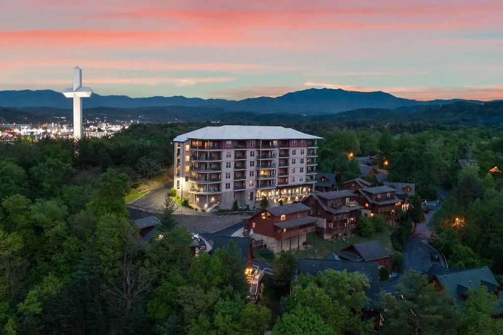 Cozy In The Smokies!!! Fully Furnished And Complete With Community Indoor And Outdoor Pools And Spas, Game And Fitness As Well As A Private Hot Tub *