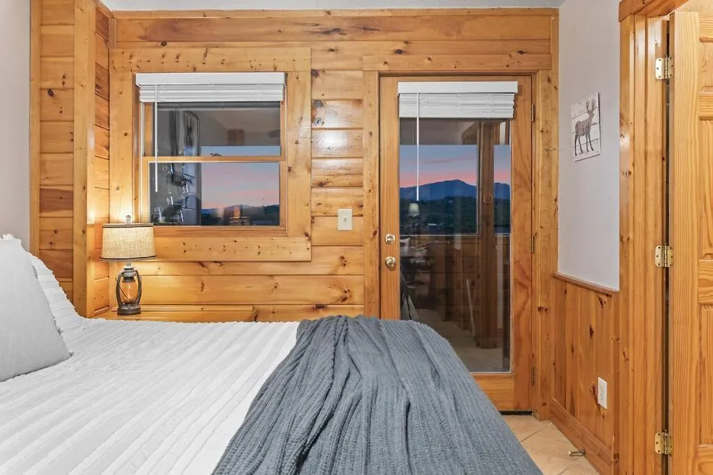 Cozy In The Smokies!!! Fully Furnished And Complete With Community Indoor And Outdoor Pools And Spas, Game And Fitness As Well As A Private Hot Tub Nyaraló