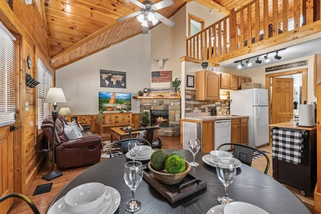 Cozy In The Smokies!!! Fully Furnished And Complete With Community Indoor And Outdoor Pools And Spas, Game And Fitness As Well As A Private Hot Tub Nyaraló Pigeon Forge
