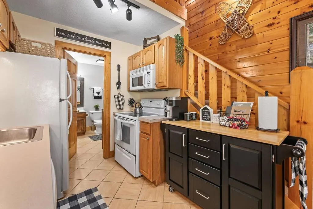 Cozy In The Smokies!!! Fully Furnished And Complete With Community Indoor And Outdoor Pools And Spas, Game And Fitness As Well As A Private Hot Tub Nyaraló Pigeon Forge
