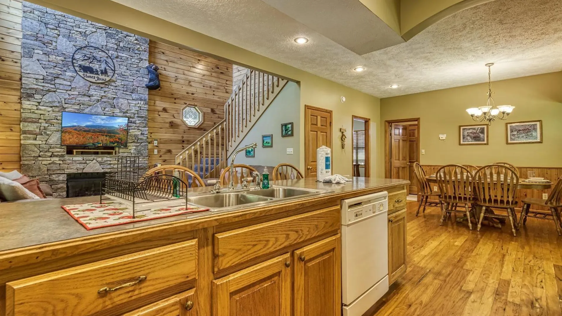 Stones Throw- Get 1089 In Free Attraction Tickets, Dollywood And More, Pool, Game Dom wakacyjny Pigeon Forge
