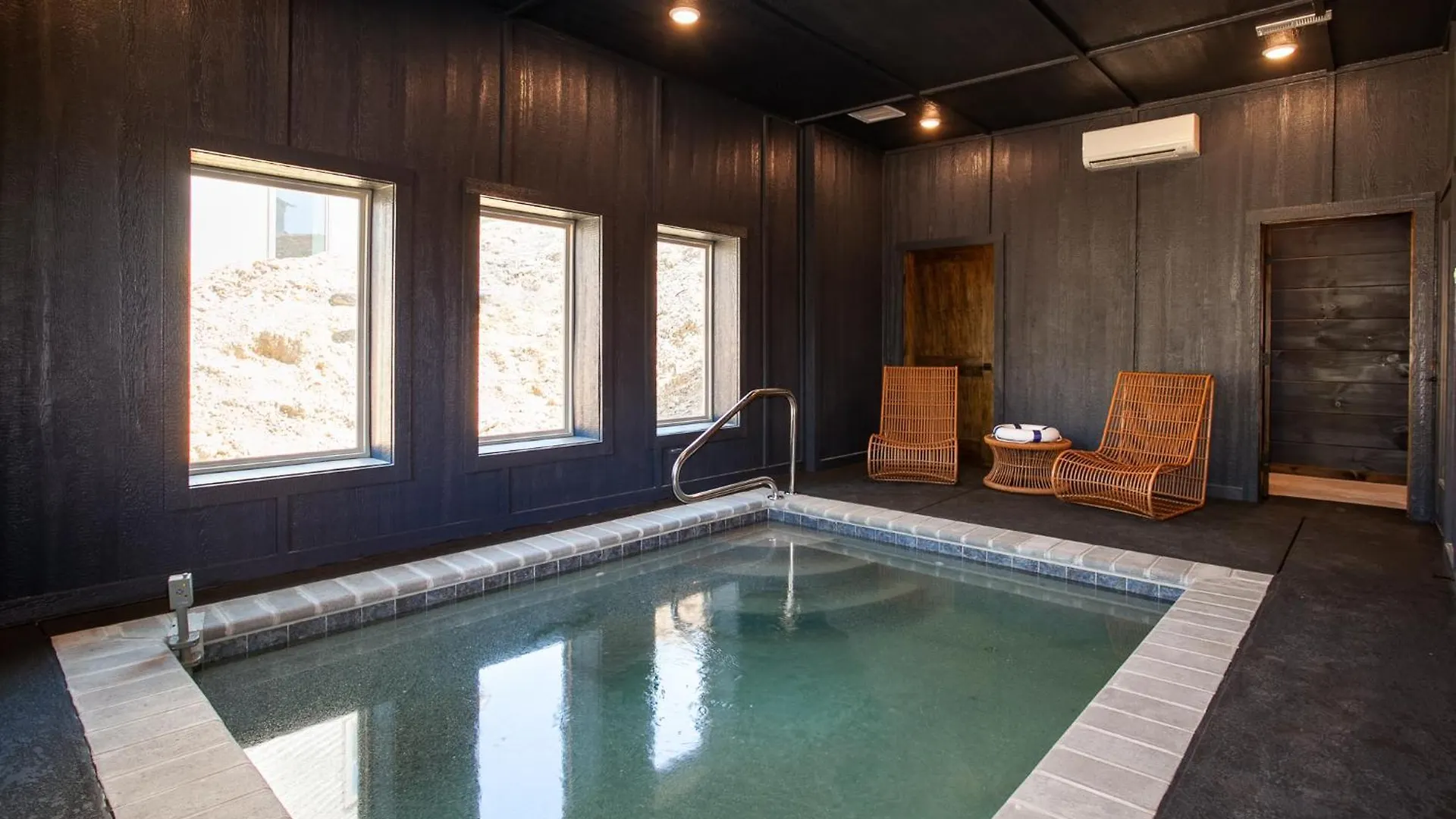 Mountain Luxury Prime: Pool, Hottub, Arcade & Holiday home *