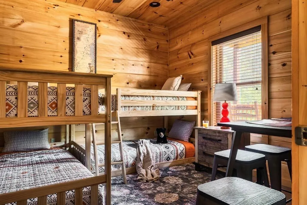5 Ensuite Bedrooms, Hot Tub, Dog Friendly Holiday home *