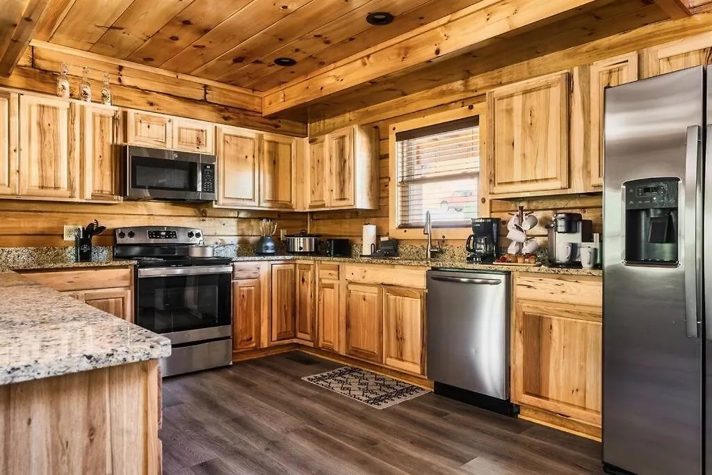 5 Ensuite Bedrooms, Hot Tub, Dog Friendly * Pigeon Forge