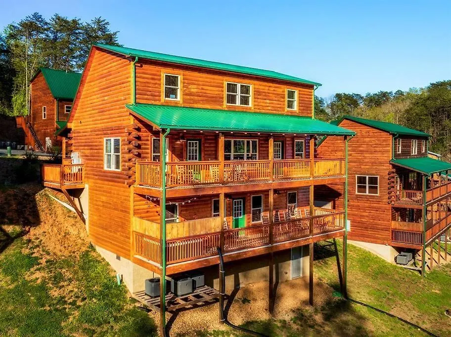 Holiday home 5 Ensuite Bedrooms, Hot Tub, Dog Friendly *